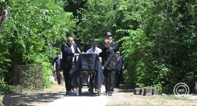 Végső búcsút vettek Öcsi bácsitó